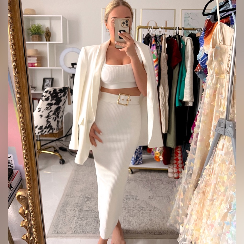 375. Elly Ribbed Two Piece Set In White - Picture 2 of 4
